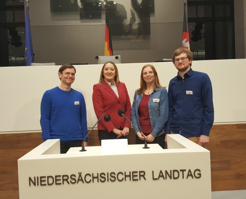 Mitglieder von Jugend für Dora mit der Landtagspräsidentin Dr. Gabriele Andretta im Plenarsaal des Niedersächsischen Landtags